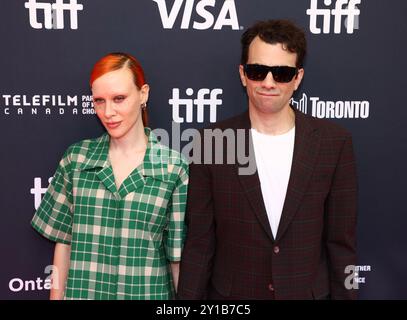 Toronto, Kanada. September 2024. Rebecca-Jo Dunham und Jay Baruchel kamen bei der Premiere von „The Tragically Hip: No Dress Probe“ während des Toronto International Film Festivals 2024, das am 5. September 2024 im Royal Alexandra Theatre in Toronto stattfand © JPA/AFF-USA.com Credit: AFF/Alamy Live News Stockfoto