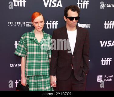 Toronto, Kanada. September 2024. Rebecca-Jo Dunham und Jay Baruchel kamen bei der Premiere von „The Tragically Hip: No Dress Probe“ während des Toronto International Film Festivals 2024, das am 5. September 2024 im Royal Alexandra Theatre in Toronto stattfand © JPA/AFF-USA.com Credit: AFF/Alamy Live News Stockfoto