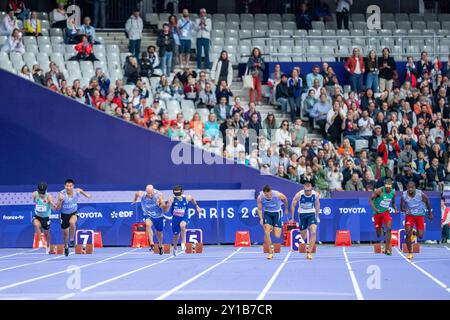 Paris, Frankreich. September 2024. Athleten und ihre Guides treten beim 100 m langen T11-Finale von Para Athletics bei den Paralympischen Spielen 2024 in Paris, Frankreich, am 5. September 2024 an. Quelle: Huang Wei/Xinhua/Alamy Live News Stockfoto