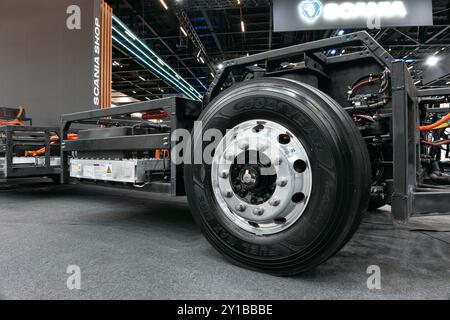 Detail des BYD-Fahrgestells und der Batterien eines Elektrobusfahrzeugs auf der LAT. BUS 2024 Show, in der Stadt São Paulo, Brasilien. Stockfoto