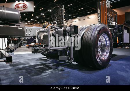 Detail des BYD-Fahrgestells und der Batterien eines Elektrobusfahrzeugs auf der LAT. BUS 2024 Show, in der Stadt São Paulo, Brasilien. Stockfoto
