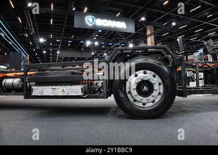 Detail des BYD-Fahrgestells und der Batterien eines Elektrobusfahrzeugs auf der LAT. BUS 2024 Show, in der Stadt São Paulo, Brasilien. Stockfoto