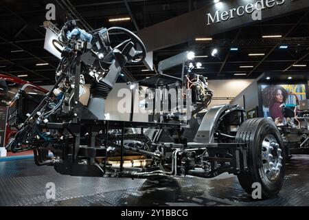 Detail der Vorderseite eines Mercedes-Benz Bus-Fahrgestells mit Drähten und Zahnrädern auf der Messe LAT.BUS 2024 in São Paulo, Brasilien. Stockfoto