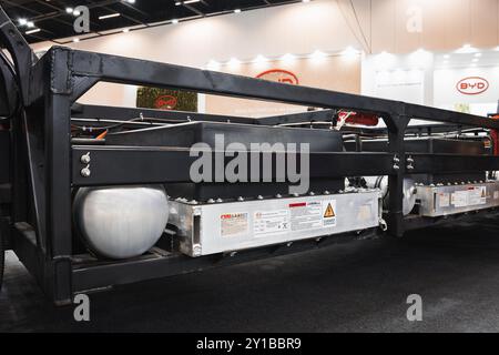 Detail der Hinterachse eines elektrischen Busfahrgestells auf der LAT. BUS 2024 Show, in der Stadt São Paulo, Brasilien. Stockfoto
