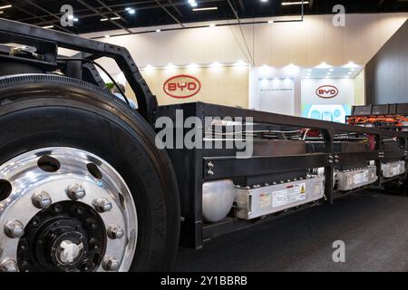 Detail der Hinterachse eines elektrischen Busfahrgestells auf der LAT. BUS 2024 Show, in der Stadt São Paulo, Brasilien. Stockfoto