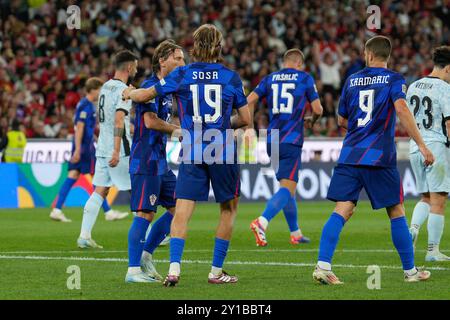 Lisboa, Portugal. September 2024. Kroatien feiert ihr Tor beim Spiel der Gruppe A1 der UEFA Nations League zwischen Portugal und Kroatien im Estadio da Luz in Lissabon, Portugal. Quelle: Brazil Photo Press/Alamy Live News Stockfoto