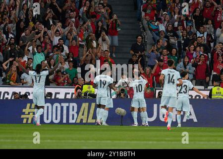 Lisboa, Portugal. September 2024. Portugiesische Spieler feiern ihr erstes Tor beim Spiel der Gruppe A1 der UEFA Nations League zwischen Portugal und Kroatien im Estadio da Luz in Lissabon. Quelle: Brazil Photo Press/Alamy Live News Stockfoto