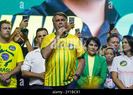 Belo Horizonte, Brasilien. September 2024. Jair Bolsonaro, ehemaliger brasilianischer Präsident, veranstaltet in Begleitung seiner Frau Michelle Bolsonaro eine Veranstaltung, um Bruno Englers Kandidatur für den Bürgermeister bei den Kommunalwahlen in Belo Horizonte, Minas Gerais, Brasilien am Donnerstag, 09/05/2024 Credit: Brazil Photo Press/Alamy Live News zu unterstützen Stockfoto