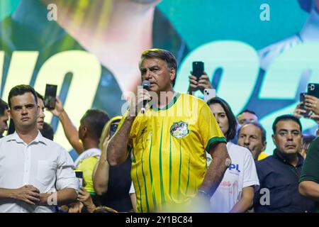 Belo Horizonte, Brasilien. September 2024. Jair Bolsonaro, ehemaliger brasilianischer Präsident, veranstaltet in Begleitung seiner Frau Michelle Bolsonaro eine Veranstaltung, um Bruno Englers Kandidatur für den Bürgermeister bei den Kommunalwahlen in Belo Horizonte, Minas Gerais, Brasilien am Donnerstag, 09/05/2024 Credit: Brazil Photo Press/Alamy Live News zu unterstützen Stockfoto