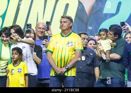 Belo Horizonte, Brasilien. September 2024. Jair Bolsonaro, ehemaliger brasilianischer Präsident, veranstaltet in Begleitung seiner Frau Michelle Bolsonaro eine Veranstaltung, um Bruno Englers Kandidatur für den Bürgermeister bei den Kommunalwahlen in Belo Horizonte, Minas Gerais, Brasilien am Donnerstag, 09/05/2024 Credit: Brazil Photo Press/Alamy Live News zu unterstützen Stockfoto