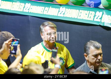 Belo Horizonte, Brasilien. September 2024. Jair Bolsonaro, ehemaliger brasilianischer Präsident, veranstaltet in Begleitung seiner Frau Michelle Bolsonaro eine Veranstaltung, um Bruno Englers Kandidatur für den Bürgermeister bei den Kommunalwahlen in Belo Horizonte, Minas Gerais, Brasilien am Donnerstag, 09/05/2024 Credit: Brazil Photo Press/Alamy Live News zu unterstützen Stockfoto