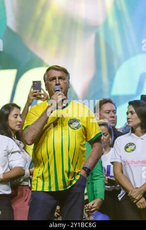 Belo Horizonte, Brasilien. September 2024. Jair Bolsonaro, ehemaliger brasilianischer Präsident, veranstaltet in Begleitung seiner Frau Michelle Bolsonaro eine Veranstaltung, um Bruno Englers Kandidatur für den Bürgermeister bei den Kommunalwahlen in Belo Horizonte, Minas Gerais, Brasilien am Donnerstag, 09/05/2024 Credit: Brazil Photo Press/Alamy Live News zu unterstützen Stockfoto