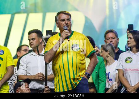 Belo Horizonte, Brasilien. September 2024. Jair Bolsonaro, ehemaliger brasilianischer Präsident, veranstaltet in Begleitung seiner Frau Michelle Bolsonaro eine Veranstaltung, um Bruno Englers Kandidatur für den Bürgermeister bei den Kommunalwahlen in Belo Horizonte, Minas Gerais, Brasilien am Donnerstag, 09/05/2024 Credit: Brazil Photo Press/Alamy Live News zu unterstützen Stockfoto