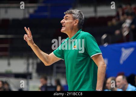 Sankt Petersburg, Russland. September 2024. Velimir Perasovic, Cheftrainer der UNICS während des Kondrashin- und Belov-Cups, zwischen UNICS Kasan und MBA-Pari Nischni Nowgorod in der Arena. Endpunktzahl: UNICS 64:57 Pari Nischni Nowgorod. (Foto: Maksim Konstantinov/SOPA Images/SIPA USA) Credit: SIPA USA/Alamy Live News Stockfoto