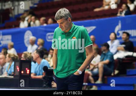 Sankt Petersburg, Russland. September 2024. Velimir Perasovic, Cheftrainer der UNICS während des Kondrashin- und Belov-Cups, zwischen UNICS Kasan und MBA-Pari Nischni Nowgorod in der Arena. Endpunktzahl: UNICS 64:57 Pari Nischni Nowgorod. (Foto: Maksim Konstantinov/SOPA Images/SIPA USA) Credit: SIPA USA/Alamy Live News Stockfoto