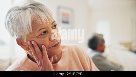 Ältere Frau, Mann und ignorieren auf dem Sofa mit Scheidung, Stress und frustriert vom Denken zu Hause. Pärchen, Ruhestand und Depression mit Konflikten, Kampf Stockfoto