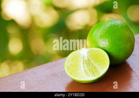 Grüne Limette in einem Garten. Oberer Freiheitsgrad Stockfoto