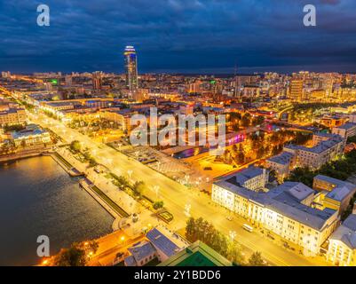 Böschung des zentralen Teiches und Plotinka in Jekaterinburg im Sommer oder in der frühen Herbstnacht. Nachtstadt im Frühherbst oder Sommer. Das historische Zentrum Stockfoto