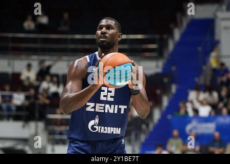 Sankt Petersburg, Russland. September 2024. Alex Poythress (22) von Zenit in Aktion während des Kondrashin und Belov Cup, zwischen Zenit Sankt Petersburg und MBA-Mai Moskau in der Arena. Endpunktzahl: Zenit 80:71 MBA-Mai. Quelle: SOPA Images Limited/Alamy Live News Stockfoto