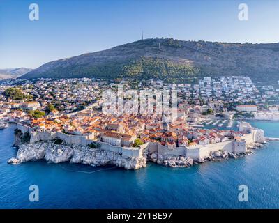 Dubrovnik, Kroatien - 8. August 2024: Aus der Vogelperspektive auf die Altstadt und den Hafen von Dubrovnik Stockfoto