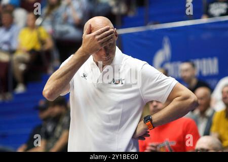 Sankt Petersburg, Russland. September 2024. Wassily Karasev, Cheftrainer des MBA-Mai, der während des Kondrashin- und Belov-Cups zwischen Zenit Sankt Petersburg und MBA-Mai Moskau in der Arena gesehen wurde. Endpunktzahl: Zenit 80:71 MBA-Mai. (Foto: Maksim Konstantinov/SOPA Images/SIPA USA) Credit: SIPA USA/Alamy Live News Stockfoto