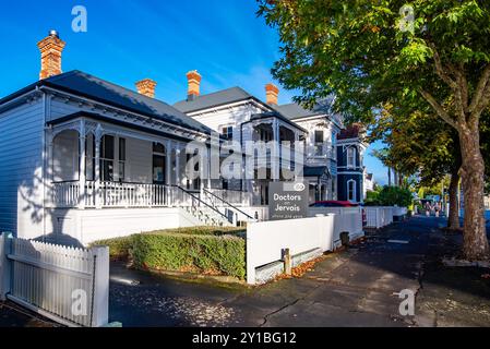 Wohnhäuser in Ponsonby, Auckland, Neuseeland, die im späten 19. Und frühen 20. Jahrhundert erbaut wurden, werden lokal als „Villen“ bezeichnet. Stockfoto