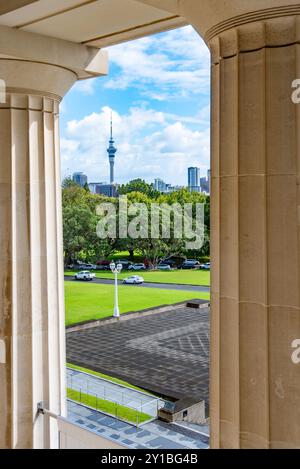 Der Auckland Sky Tower, eingerahmt von den dorischen Säulen des neoklassischen Auckland war Memorial Museum auf dem Observatory Hill über Auckland, Neuseeland Stockfoto