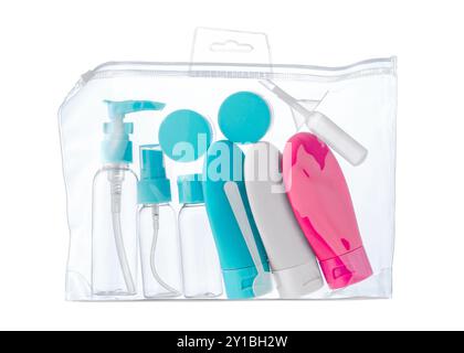 Reisekosmetikset mit Flaschen und Behältern in verschiedenen Größen in einem durchsichtigen Reißverschlusstasche Stockfoto