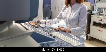 Der Arzt führt eine Ultraschalldiagnostik der Bauchhöhle eines schwangeren Mädchens in einem frühen Stadium der Schwangerschaft durch. Ultraschall-Untersuchung von Intestin Stockfoto