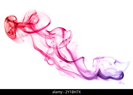 Leuchtender roter und lila Rauch wirbelt anmutig vor einem sauberen weißen Hintergrund und schafft eine dynamische, fließende und künstlerische abstrakte Komposition. Stockfoto