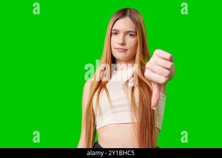 Frau mit langen roten Haaren, die einen Daumen nach unten gibt Stockfoto