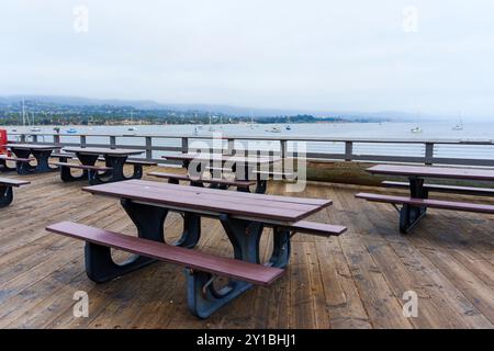 Santa Barbara, Kalifornien - 20. April 2024: Malerischer Picknickbereich mit Tischen mit Blick auf die Bucht, ein perfekter Ort für Treffen in Santa Barba Stockfoto