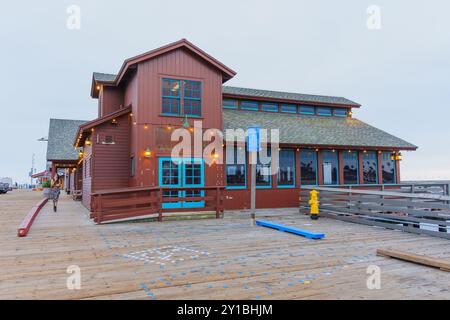 Santa Barbara, Kalifornien - 20. April 2024: Farbenfrohes Gebäude an der Stearns Wharf mit Blick aufs Meer im Hintergrund. Stockfoto