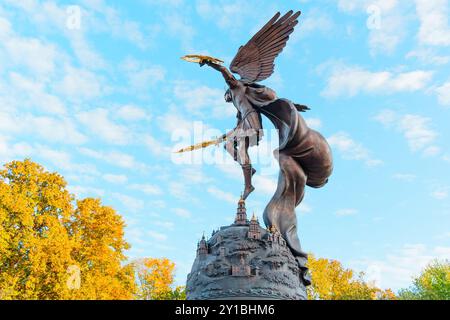 Kiew, Ukraine - 14. Oktober 2023: Atemberaubender Blick auf den Erzengel-Michael-Brunnen mit komplexen Details vor lebendigem Herbstlaub. Stockfoto