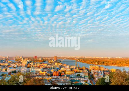 Kiew, Ukraine - 14. Oktober 2023: Weitläufiger Blick auf den Bezirk Podil in Kiew mit einem auffälligen Wolkenmuster darüber und herbstlichen Farben, die sich entlang der r Stockfoto
