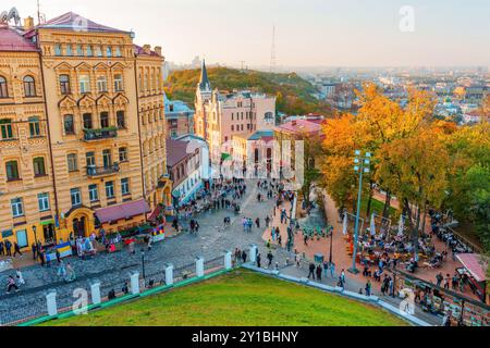Kiew, Ukraine - 14. Oktober 2023: Aus der Vogelperspektive auf den Andriivskyi-Abstieg, pulsierendes Straßenleben, goldene Herbstblätter, historische Architektur verschmelzen mit m Stockfoto