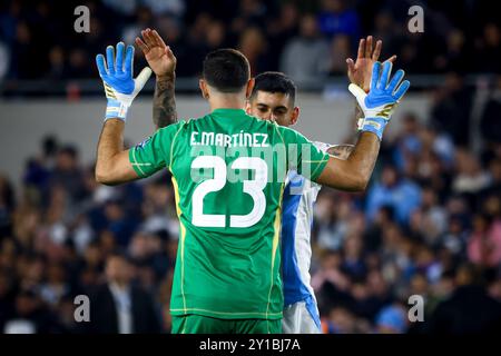 Buenos Aires, Buenos Aires, Argentinien. September 2024. Emiliano Martinez aus Argentinien (B) und Cristian Romero aus Argentinien (F) feiern den Sieg nach dem Spiel zwischen Argentinien und Chile im Rahmen der WM 2026 - Qualifikation am 05. September 2024 in Buenos Aires, Argentinien (Credit Image: © Roberto Tuero/ZUMA Press Wire) NUR REDAKTIONELLE VERWENDUNG! Nicht für kommerzielle ZWECKE! Quelle: ZUMA Press, Inc./Alamy Live News Stockfoto