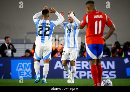 Buenos Aires, Buenos Aires, Argentinien. September 2024. Lautaro Martinez aus Argentinien (L) und Alexis Mac Allister aus Argentinien (R) feiern während des Spiels zwischen Argentinien und Chile im Rahmen der WM 2026 - Qualifikation am 05. September 2024 in Buenos Aires, Argentinien (Credit Image: © Roberto Tuero/ZUMA Press Wire) NUR REDAKTIONELLE VERWENDUNG! Nicht für kommerzielle ZWECKE! Quelle: ZUMA Press, Inc./Alamy Live News Stockfoto