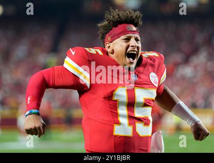 Kansas City, Usa. September 2024. Der Quarterback der Kansas City Chiefs Patrick Mahomes (15) regt am Donnerstag, den 5. September 2024, im Arrowhead Stadium in Kansas City, Missouri die Menge an. Foto: Jon Robichaud/UPI Credit: UPI/Alamy Live News Stockfoto