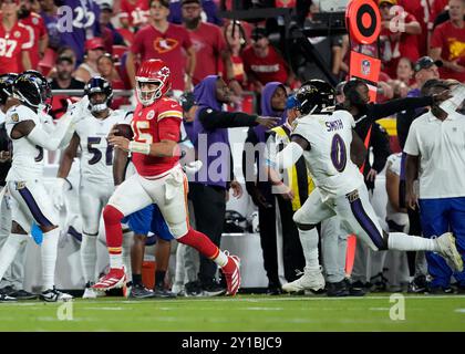 Kansas City, Usa. September 2024. Patrick Mahomes (15), Quarterback der Kansas City Chiefs, kämpft am Donnerstag, den 5. September 2024, um einen ersten Down während des Saisonauftakts im Arrowhead Stadium in Kansas City, Missouri. Foto: Jon Robichaud/UPI Credit: UPI/Alamy Live News Stockfoto