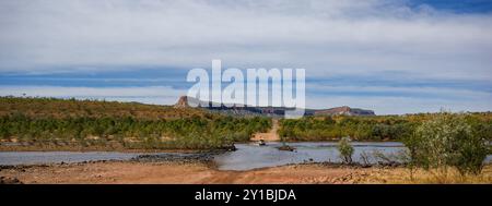 Fahrzeug überquert den Pentecost River auf der Gibb River Road, Cockburn Range im Hintergrund, Kimberleys, Western Australia Stockfoto