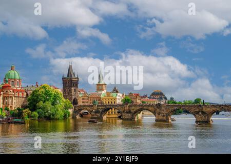Atemberaubender Blick auf die Karlsbrücke und die Prager Burg bei Sonnenaufgang im wunderschönen Prag, Tschechische Republik Stockfoto