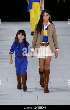 New York, USA. September 2024. Ein Model läuft auf der Ralph Lauren Fashion Show während der Frühjahr Sommer 2025 Collections Fashion Show auf der New York Fashion Week in Khalily Stables in Bridgehampton, NY am 5. September 2024. (Foto: Jonas Gustavsson/SIPA USA) Credit: SIPA USA/Alamy Live News Stockfoto