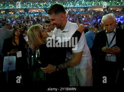 Zagreb. September 2024. NBA-Spieler Luka Doncic umarmt Drazen Petrovics Mutter Biserka Petrovic (Front L) während des Gedenkspiels zum Gedenken an Drazen Petrovic zwischen der kroatischen Nationalmannschaft und ausgewählten europäischen Spielern in der Arena Zagreb, Kroatien, 5. September 2024. Quelle: Marko Lukunic/PIXSELL über Xinhua/Alamy Live News Stockfoto