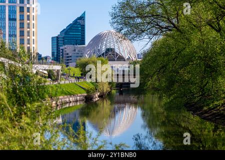 Jekaterinburg, Russland, Mai 30 2024: Blick auf die Stadt Jekaterinburg, den Staatszirkus Jekaterinburg, spiegelt sich in der Iset wider Stockfoto