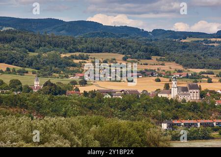 Wachauer Tal. Donau, umgeben von landwirtschaftlichen Feldern. Österreich Stockfoto