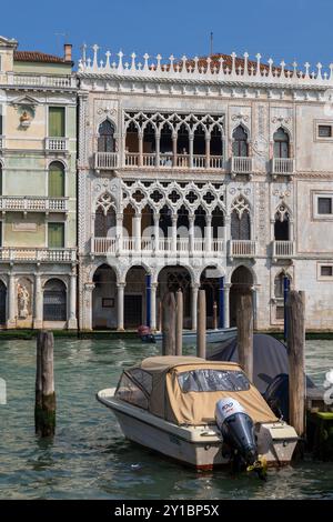 Palast Ca' d'Oro (Palazzo Santa Sofia) aus dem Jahr 1430 am Canal Grande in Venedig, Italien, venezianische gotische Architektur, Wahrzeichen der Stadt, in der die Galleria Gio untergebracht ist Stockfoto