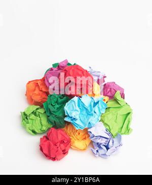 Bunt, Papier oder bröckeln Sie mit recyceltem Material für Schmutz, Entsorgung oder Müllhaufen auf weißem Studiohintergrund. Nahaufnahme, Müll und zerknitterte Blätter Stockfoto