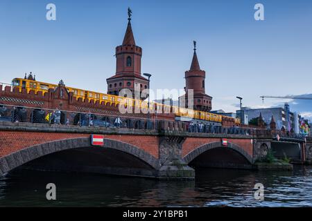 Stadt Berlin in Deutschland, Oberbaumbrücke ab 1895 über die Spree mit vorbeifahrender U-Bahn, norddeutscher Backsteingotik Architec Stockfoto