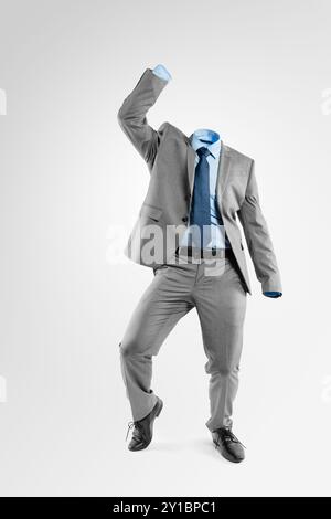 Geschäftsmann, unsichtbar und tanzen mit Mode zum Feiern im Studio auf weißem Hintergrund. Mann, Angestellter oder transparenter Mensch, der mit Anzug tanzt Stockfoto